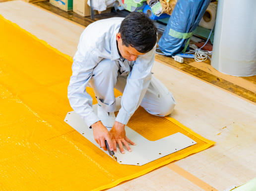 手作業による裁断
